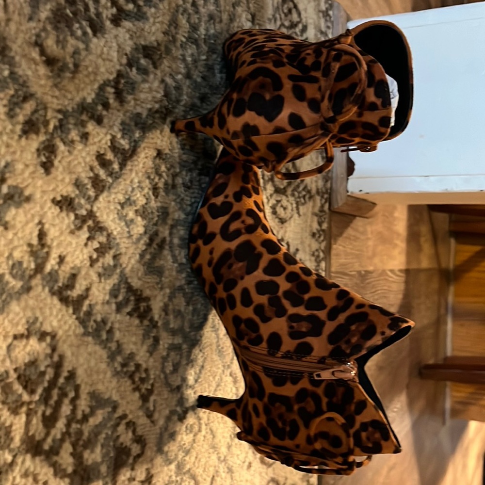 These brand new leopard booties never worn !!! So cute with jean or dress !!